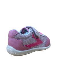 Zapatilla deportiva rosa con parte superior de malla, acentos de cuero y una correa de gancho y bucle. Suela texturizada para tracción, cuello acolchado para mayor comodidad.
