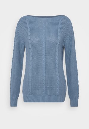 Lyseblå strikket sweater med kabelmønstre, lange ærmer og ribkanter på ærmer og kant, vist på en hvid baggrund.
