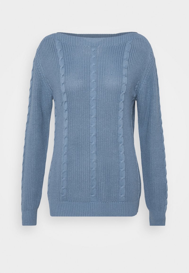 Pull tricoté bleu clair avec motifs torsadés, manches longues, poignets et ourlet côtelés, présenté sur fond blanc.