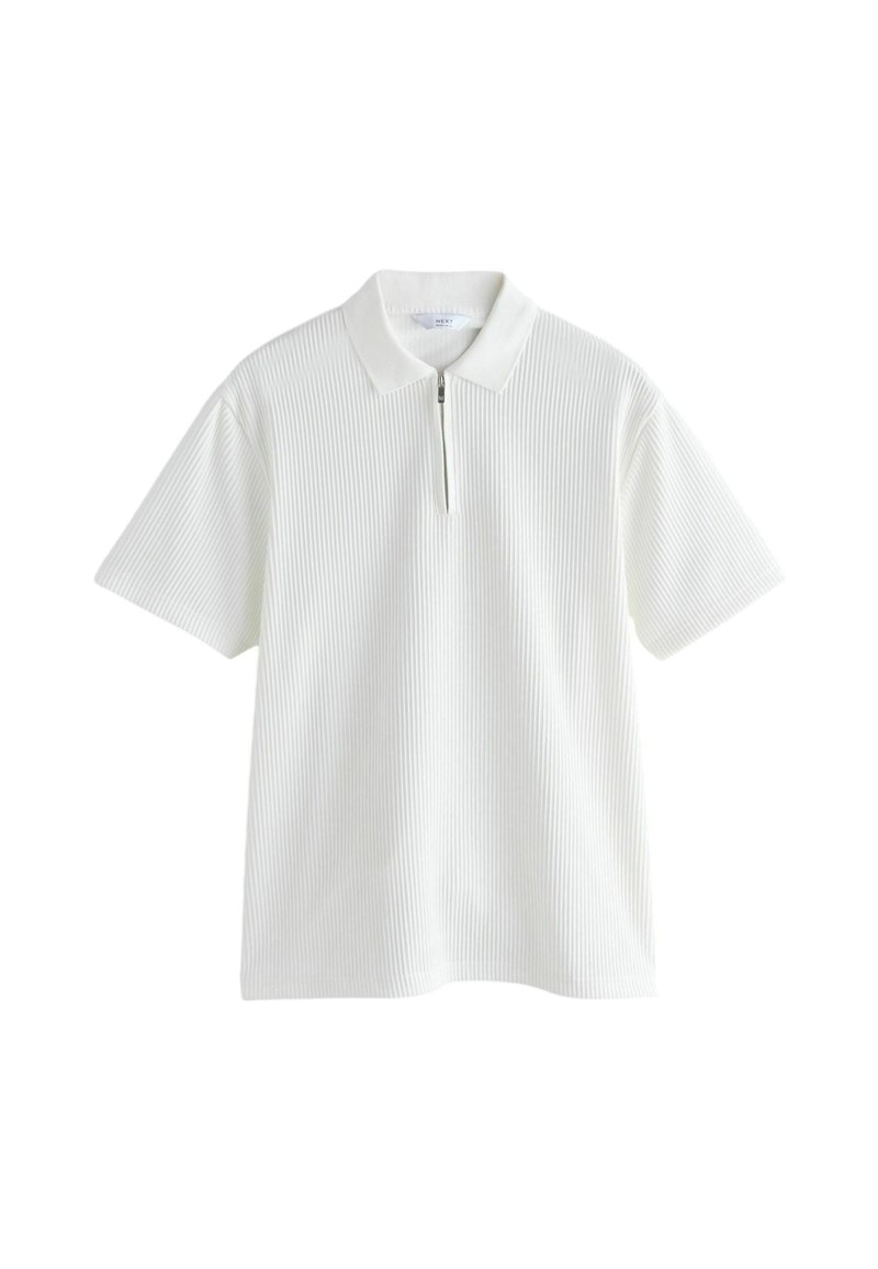 Biele polo tričko s krátkym rukávom z rebrovaného materiálu, vybavené golierom so zipsom a rovným lemom.