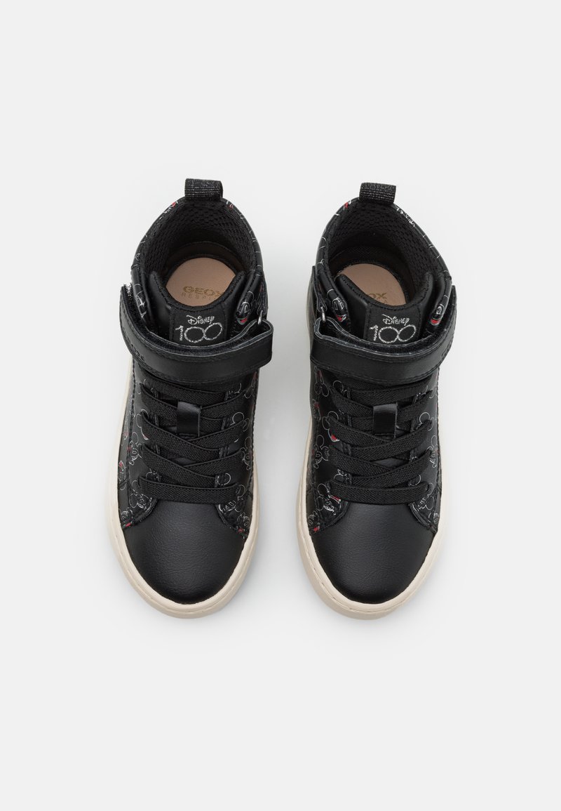 Schwarze High-Top-Schuhe aus einer Kombination von glattem und gemustertem Leder, verziert mit Mickey-Maus- Grafiken, schwarzen Schnürsenkeln und einem Klettverschluss.