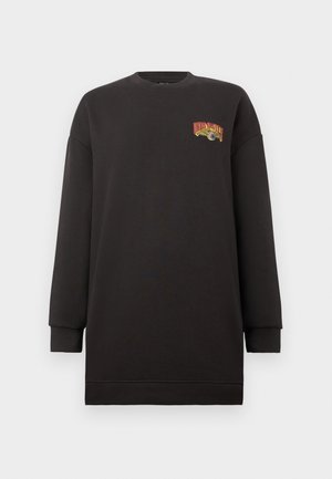 Garš melns džemperis ar nelielu krāsainu grafiku un tekstu augšējā kreisajā krūtīs, ar ribotām aprocēm un apakšu.