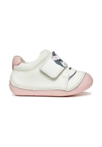 Scarpina per bambini in pelle bianca con dettagli rosa, presenta un design di volto animale grigio nella parte anteriore e una chiusura in velcro per una facile regolazione.