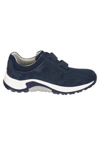 Zapatilla deportiva azul marino hecha de ante y malla. Cuenta con correas de velcro, una suela acolchada y una suela exterior de goma texturizada para mayor tracción.