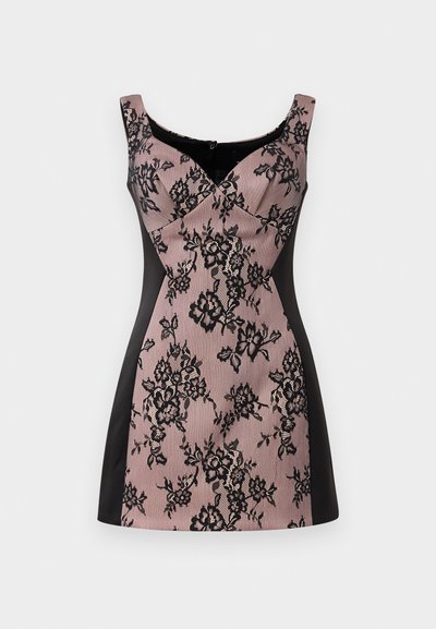 Črn čipkast preliv na roza osnovi obleke, ki se ponaša s prilagojeno zasnovo, globokim V-izrezom in enodelnimi črnimi stranskimi paneli.