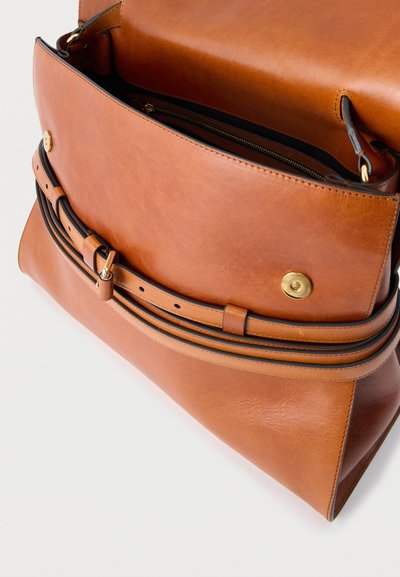 Sac à bandoulière en cuir marron avec rabat frontal, bouton pression doré, bandoulière réglable et compartiment principal ouvert avec une poche zippée visible.