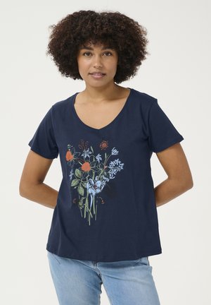 T-shirt in cotone blu navy con scollatura a V, caratterizzato da un design floreale in colori vivaci, tra cui arancione, verde e blu.