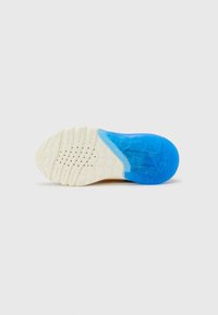 Sportschuhsohle mit einer weißen Gummibasis und blauen, durchsichtigen Akzenten. Verfügt über einen strukturierten Boden für besseren Halt und Belüftungsöffnungen in der Nähe der Ferse.