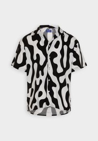 Camicia a maniche corte in tessuto leggero con un motivo astratto in bianco e nero, dotata di colletto classico e chiusura a bottone.