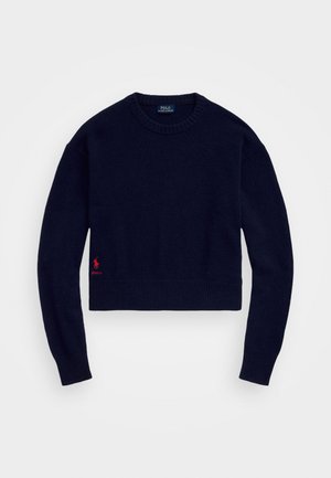 Granatowy, krótki sweter wykonany z miękkiego dzianiny, z prążkowanym kołnierzem i dołem, z czerwonym haftowanym logo polo w lewym dolnym rogu.