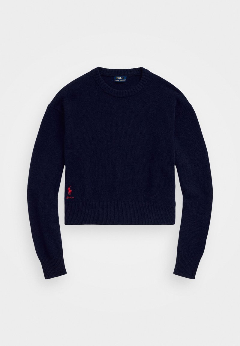 Pull cropped bleu marine en maille douce, avec un col et un ourlet côtelés, orné d'un logo polo rouge brodé en bas à gauche.