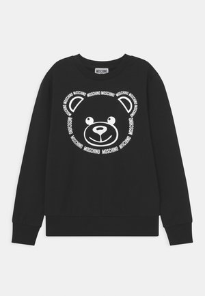 Schwarzer Sweatshirt mit einem weißen Bärenmotiv, umgeben von dem Text "Moschino." Das Material sieht weich aus und hat gerippte Bündchen und Saum.