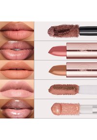 Productos de texto y labiales exhibidos en filas, presentando diversas tonalidades de nude. Incluye texturas mate y brillantes, aplicadores y estuches en tonos rosa claro y marrón.