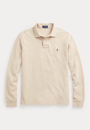 Bordo ilgas rankovėmis polo marškinėliai, pagaminti iš medvilnės, su trijų mygtukų užsegimu, ribinėmis rankogaliais ir mažu siuvinėtu logotipu ant krūtinės.