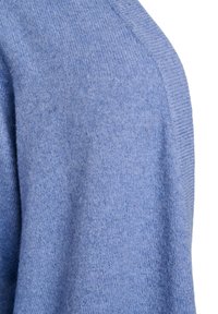 Maglione a maglia blu chiaro con una finitura morbida e testurizzata. Presenta un colletto a coste e cuciture delle spalle leggermente abbassate.