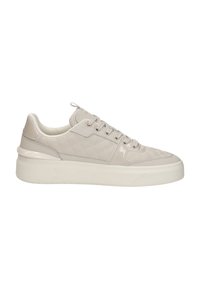 Lichtgrijze sneaker met gequilt details, bovenwerk van textuurleer, ronde neus, vetersluiting aan de voorkant en een dikke witte platformzool.
