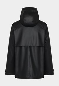 Svart vattentät jacka med huva, med en mjuk textur, raglanärmar och en bakflik för ventilation.