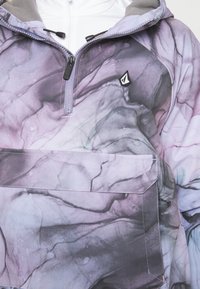 Veste de montagne violette et grise avec un motif marbré, demi-zip à l'avant, grande poche avant et détail logo sur la poitrine.