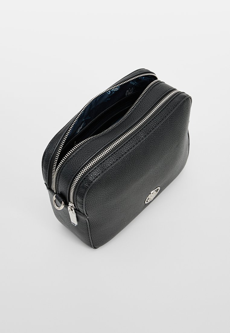 Bolso rectangular de cuero negro con superficie texturizada, doble cremallera, herrajes plateados y un interior con un patrón azul. Presenta un detalle de logo.