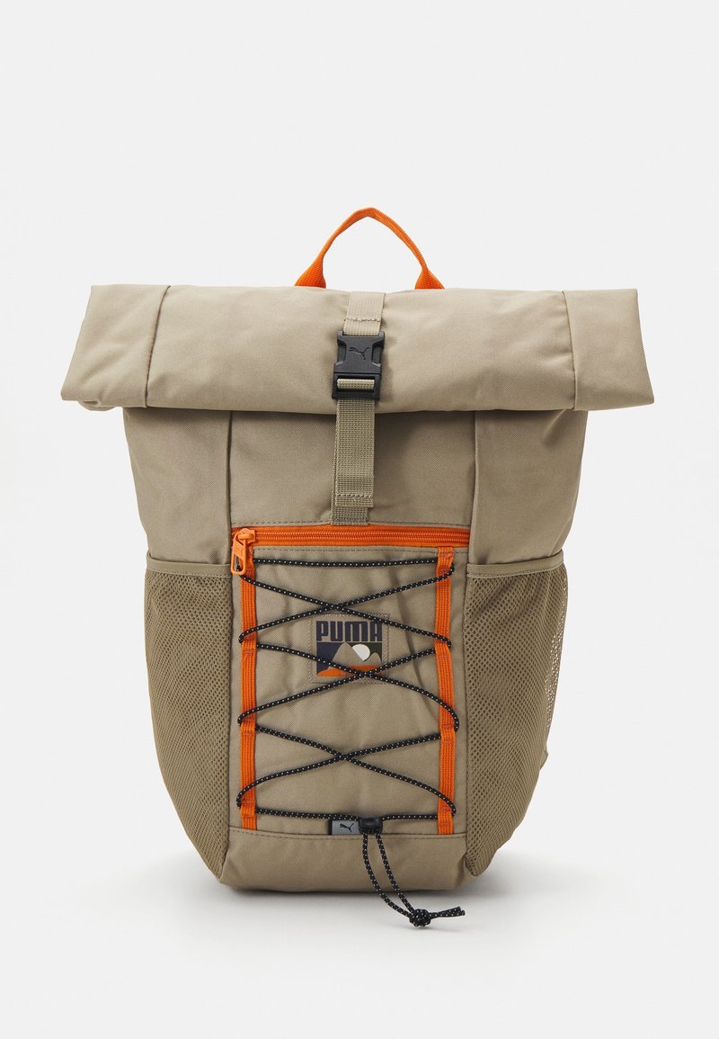 Khaki batoh s rolovacím víkem, oranžovými akcenty, boční kapsou z jemné sítě a detaily s bungee šňůrou. Obsahuje černou sponu a logo.