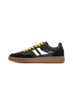 Zapatilla negra con rayas blancas, cordones amarillos y suela de goma. Presenta una parte superior de cuero suave y acentos de ante. Logo en el talón.