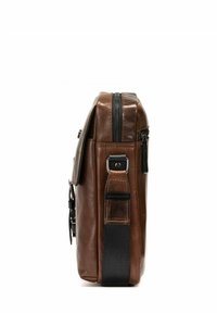 Brązowa skórzana torba listonoszka z zamkiem błyskawicznym, regulowanym paskiem i metalowymi okuciami; elegancki prostokątny kształt o gładkiej teksturze.