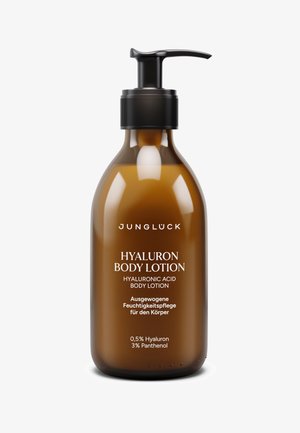 Braune Pumpflasche mit der Aufschrift Junglück Hyaluron Bodylotion mit Hyaluronsäure, 0,5 % Hyaluron, 3 % Panthenol, für ausgewogene Körperfeuchtigkeitspflege.