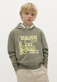 Oliwkowy hoodie z żółtą grafiką czaszki i skrzyżowanych kości, z napisem "SCALPERS". Miękki materiał, kaptur ze sznurkiem i kieszeń kangurka.