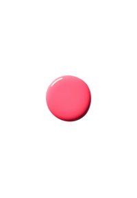 Goccia di vernice rosa lucida su sfondo bianco, con una texture liscia e forma circolare dotata di una leggera lucentezza.