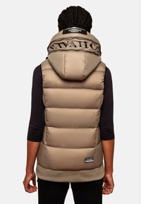 Beige gepolsterte Weste mit hohem Kragen und Kapuze. Mit einem kontrastierenden Stricksaum und einem Markenetikett auf der Rückseite. Glatte Textur, leichtes Design.