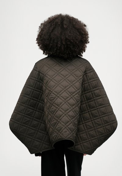 Κουβέρτα poncho σε σκούρο καφέ χρώμα, με διαμαντένιο σχέδιο, φαρδιές μανίκες και καμπυλωτό στρίφωμα, κατασκευασμένη από μαλακό, μονωμένο υλικό.