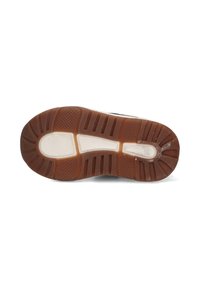 Suela de zapato con un fondo de goma marrón texturizada, que presenta surcos y acentos en blanco, diseñada para tracción y estabilidad.