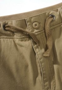 Khaki shorts med bomullstekstur, med snøring i stoff og knappelukking. Midjebåndet er ribbestrikket.