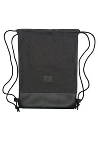 Piirretään nyöri-reppu, joka on valmistettu mustasta kankaasta ja jossa on sileä musta nahkapohja. Repussa on pieni logo-patch ja tukevat mustat nyörit.