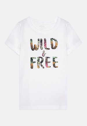 Witte T-shirt met korte mouwen en kleurrijke tekst met tropisch patroon "WILD & FREE" aan de voorkant.