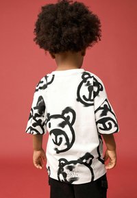 Next ALL-OVER  - Triko s potiskem - white graffiti bear