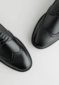 Next BROGUE - REGULAR FIT - Paeltega jalanõud - black