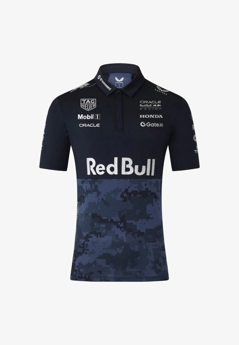 Granatowa koszulka polo z kołnierzykiem, z wzorem w kamuflaż, logo "Red Bull" w białym kolorze oraz różnymi logo sponsorów na klatce piersiowej.