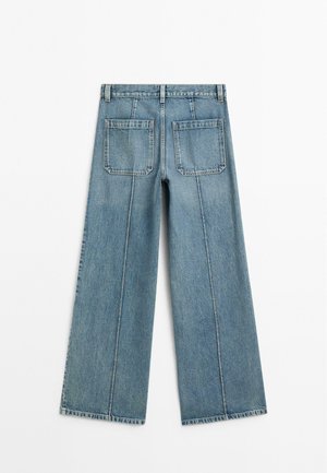 Jean large en denim bleu clair, doté de deux poches arrière, de coutures surpiquées et d'une coupe droite allant de la taille à l'ourlet.
