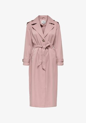 Šviesiai rožinė tranšėjos tipo striukė su diržu, ilgomis rankovėmis, iškirptu apykakliu ir sagomis ant pečių. Lygios faktūros audinys, struktūruoto silueto.