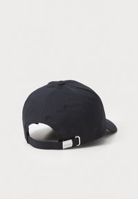 Marineblå baseballcap lavet af bomuld, med en buet skygge, justerbar rem bagpå og en sølvaccent med "BOSS" logo.