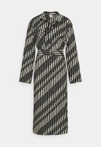 Langærmet sort og hvid skjortekjole med zigzag-mønster, bælte, krave og forlommer, knælængde.