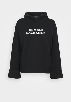 Zwarte hoodie met opgerolde gebreide mouwen en witte tekst "Armani Exchange" gecentreerd op de voorkant tegen een effen achtergrond.