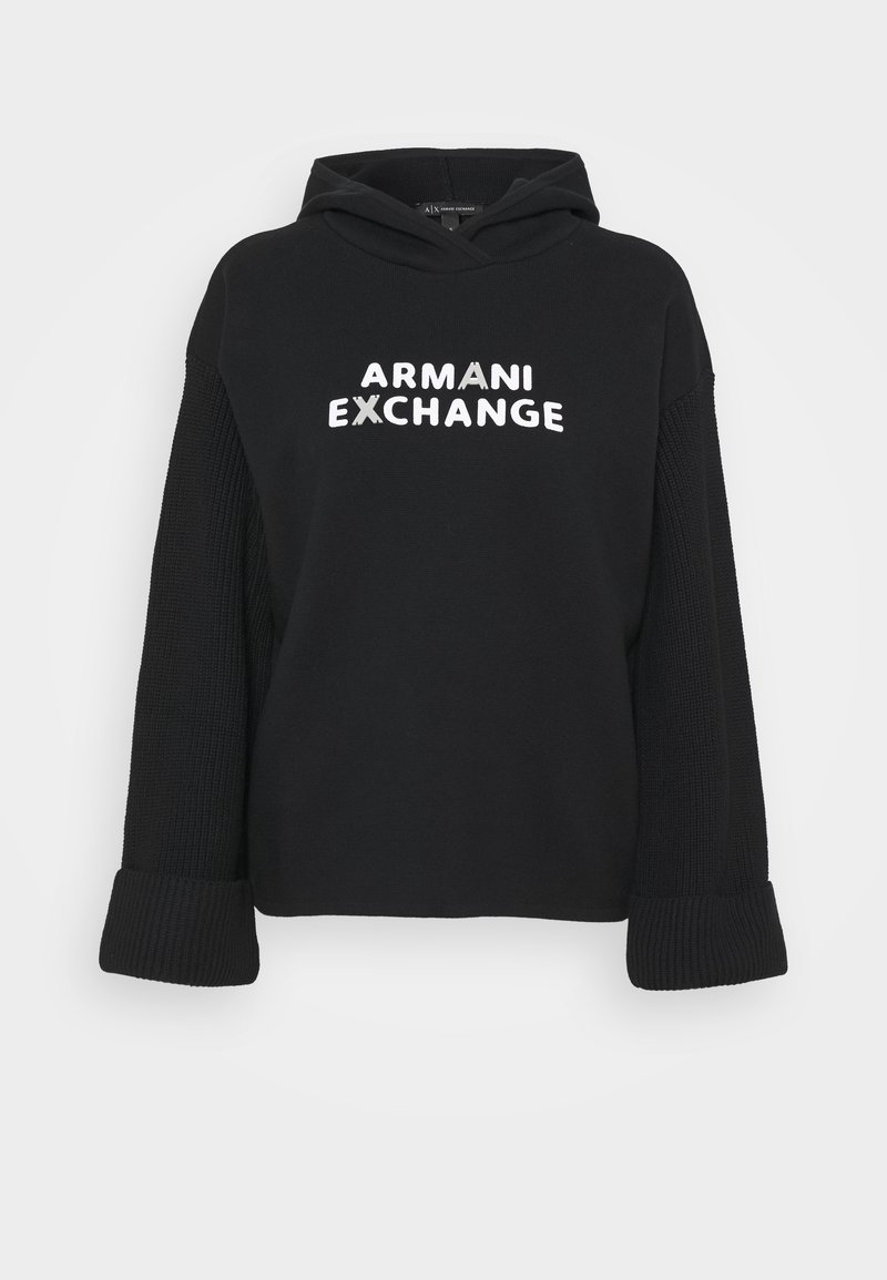 Sweat à capuche noir avec manches en tricot pliées et texte blanc "Armani Exchange" centré sur le devant sur un fond uni.