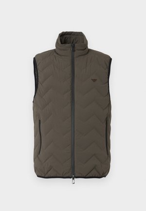 Mouwloos donker olijfgroen doorgestikt vest met hoge kraag, ritssluiting aan de voorkant, met ritssluiting afsluitbare zijzakken en een klein logo op de borst.