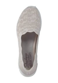 Hellbeige Slipper mit einer strukturierten, gestrickten Oberseite und elastischem Einstieg. Verfügt über eine weiße Sohle und eine gepolsterte Memory-Schaum-Fußbett.