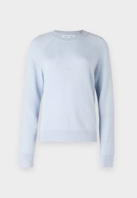Suéter pullover de color azul claro, hecho de material suave, con cuello redondo, mangas raglán largas y dobladillo y puños acanalados.