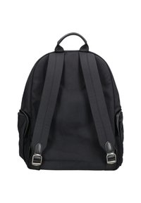 Zaino in tessuto nero con forma arrotondata, dotato di spallacci regolabili, maniglia superiore e dettagli in hardware argentato. Include tasche laterali con zip.