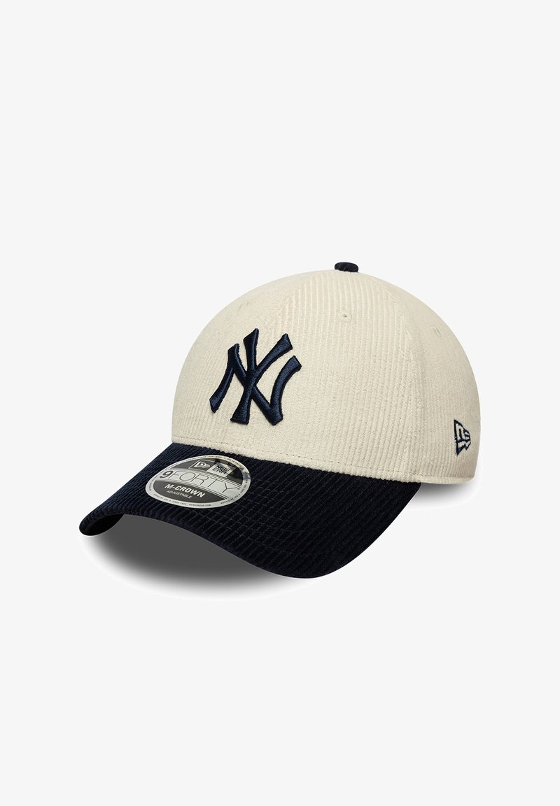 Λευκό και μαύρο καπέλο μπέιζμπολ New York Yankees με κεντημένο λογότυπο και κυρτή γείσο, παρουσιάζονται από μπροστά και από το πλάι σε λευκό φόντο.