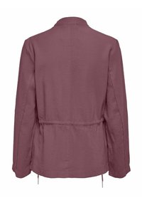 Maroon takki, jossa on rento malli, pitkät hihat ja nyöri vyötäröllä. Sisältää hienovaraisen tekstuurin ja klassisen kauluksen muotoilun.